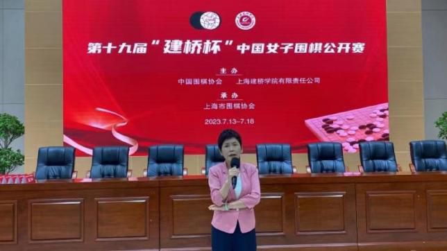 街上的迷你裙