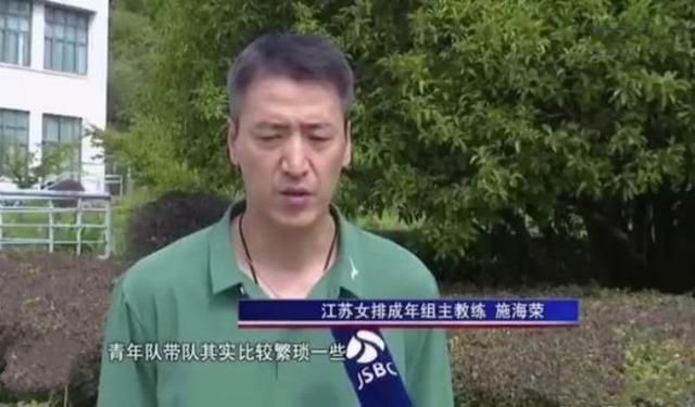 一边摸一边伸进内裤里